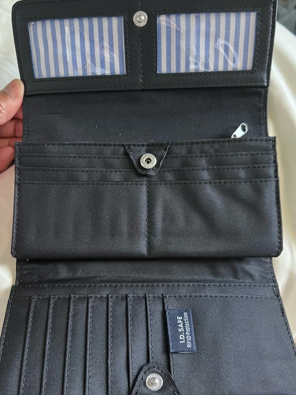 Women’s Nautica  Slim RFID Blocking wallet